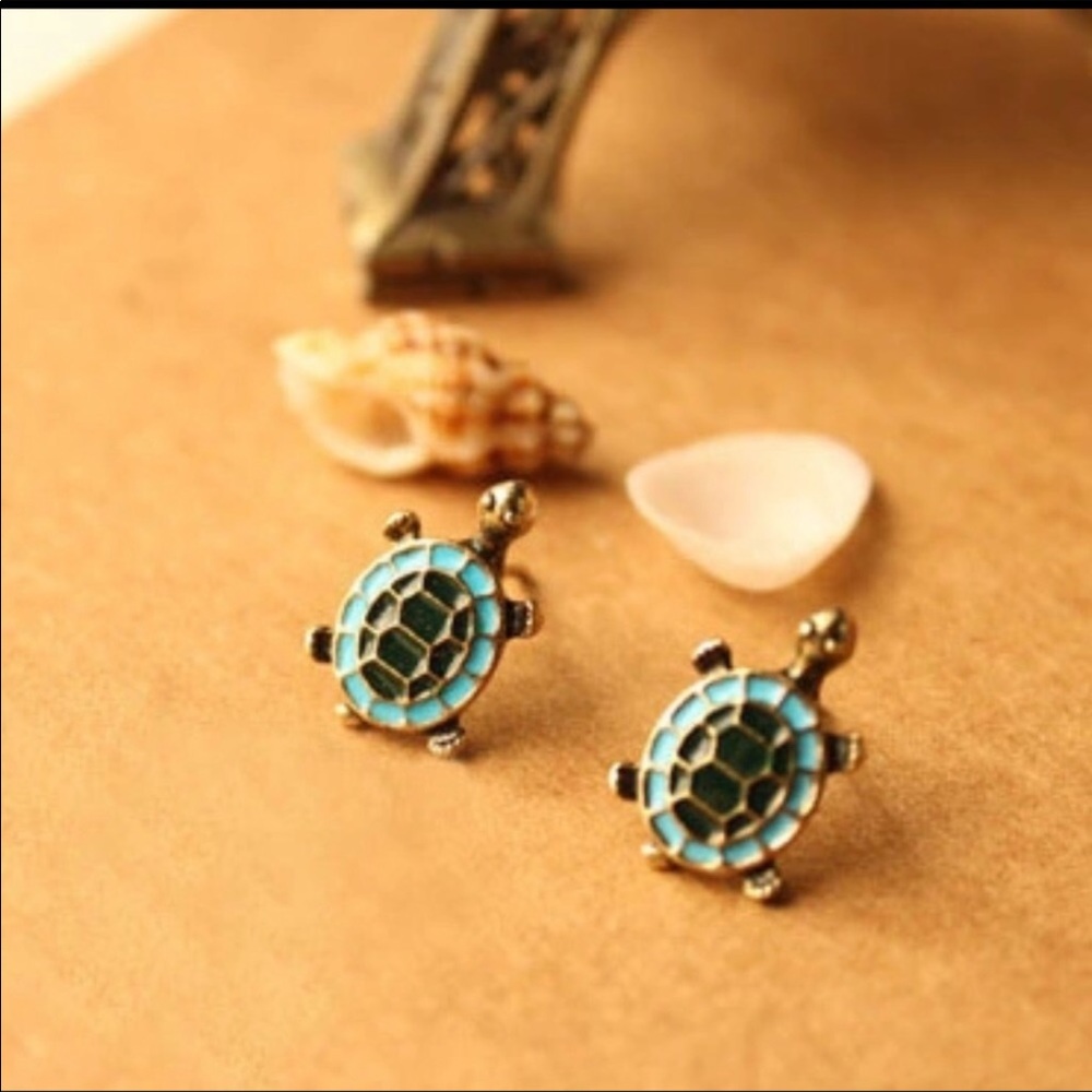 🐢 Enamel Turtle Stud Earrings - Picture 4 of 4